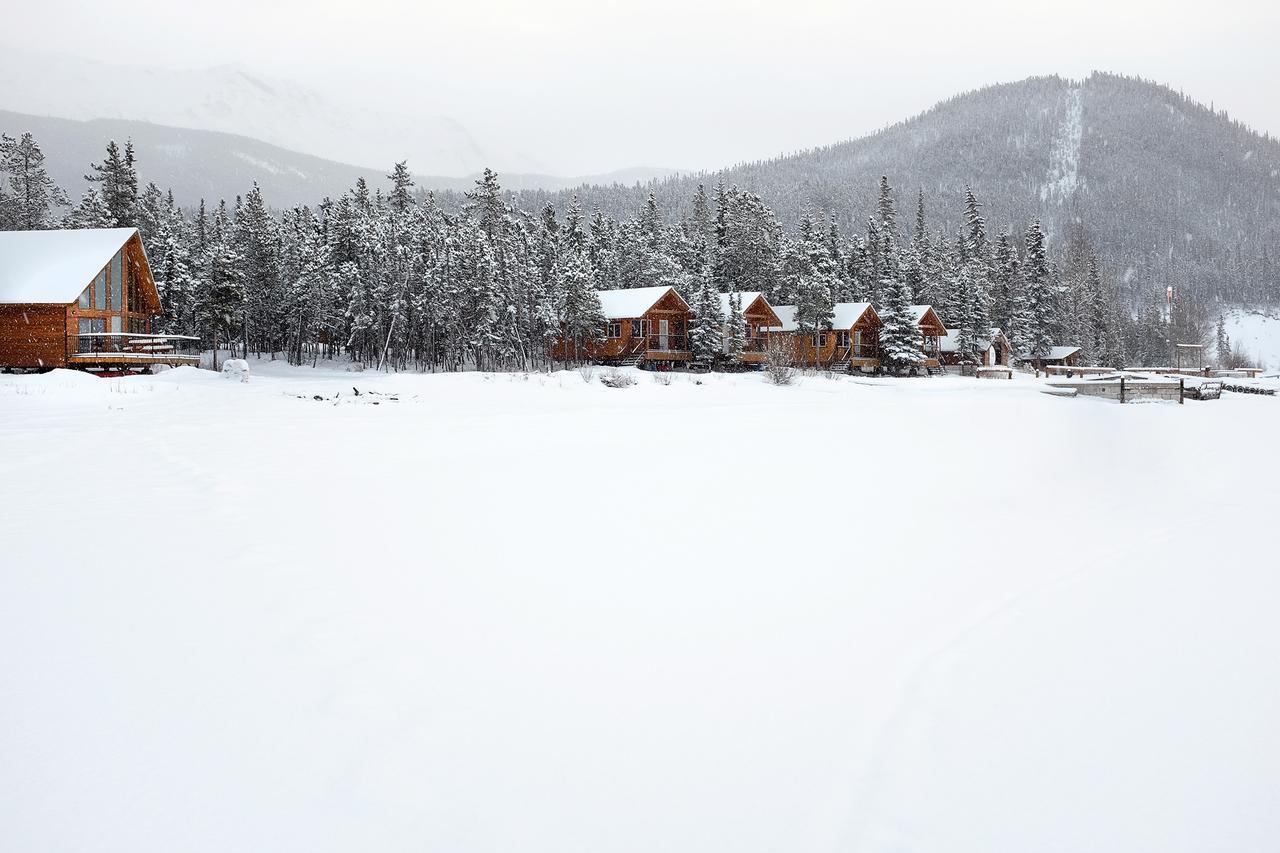 Northern Rockies Lodge Muncho Lake Exterior foto