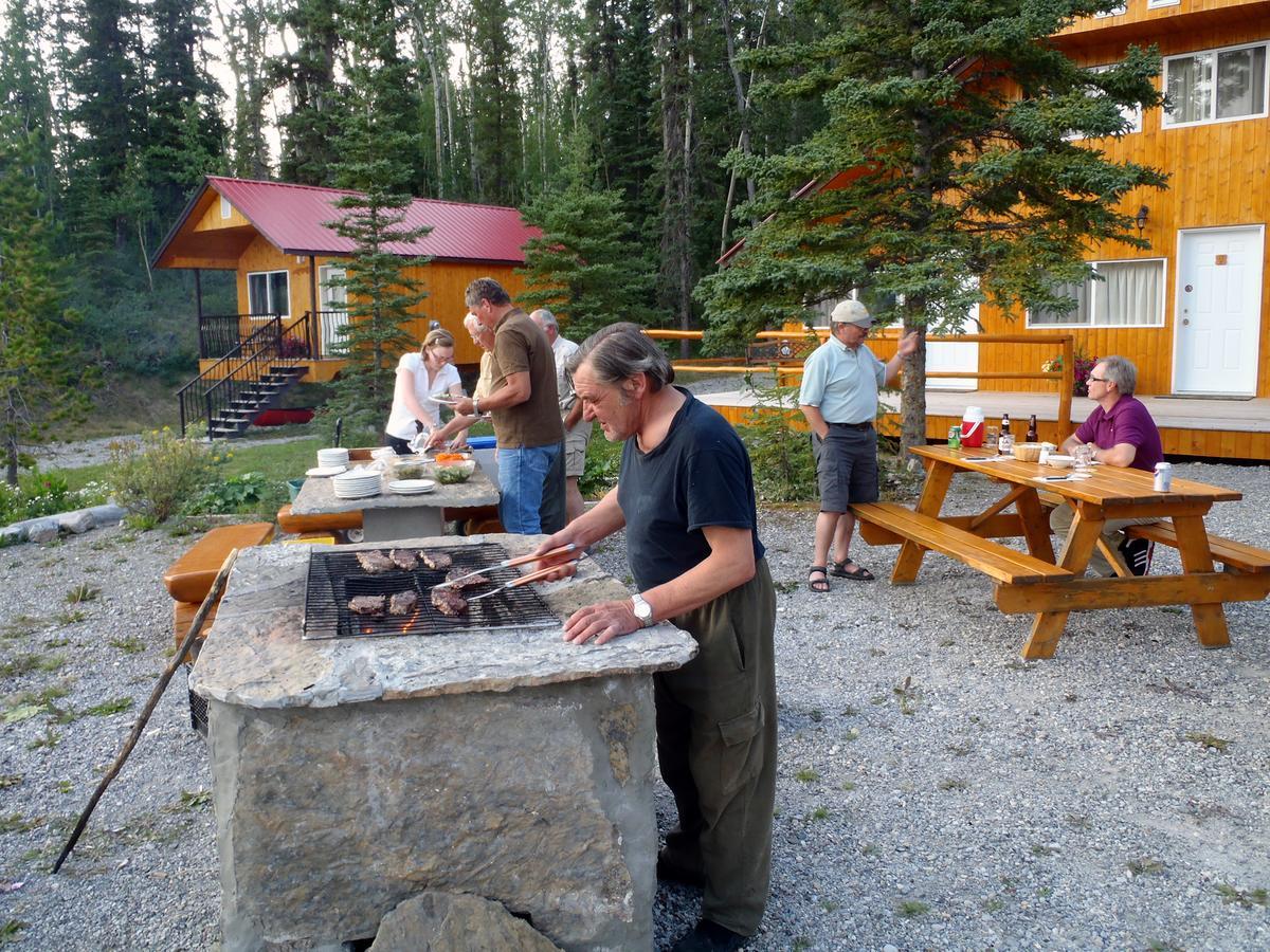 Northern Rockies Lodge Muncho Lake Exterior foto