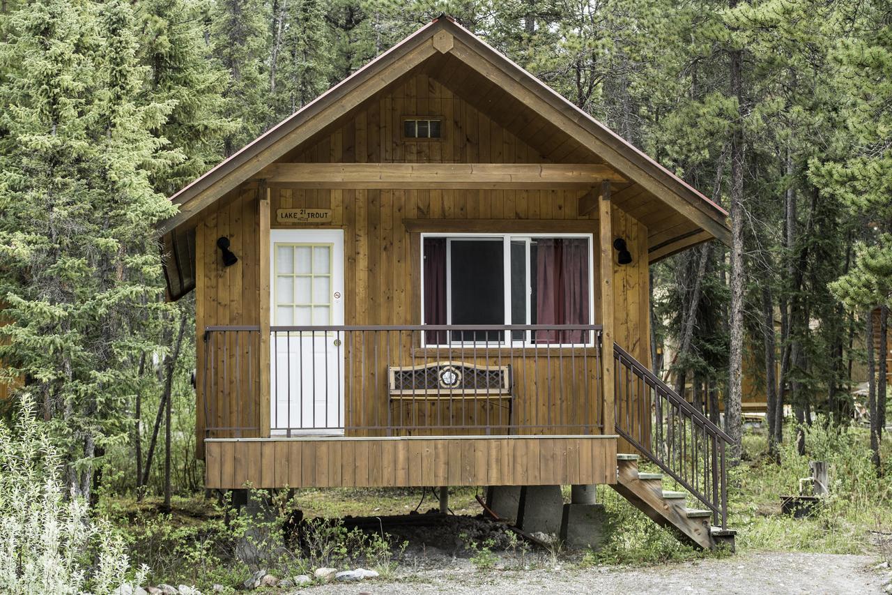 Northern Rockies Lodge Muncho Lake Exterior foto