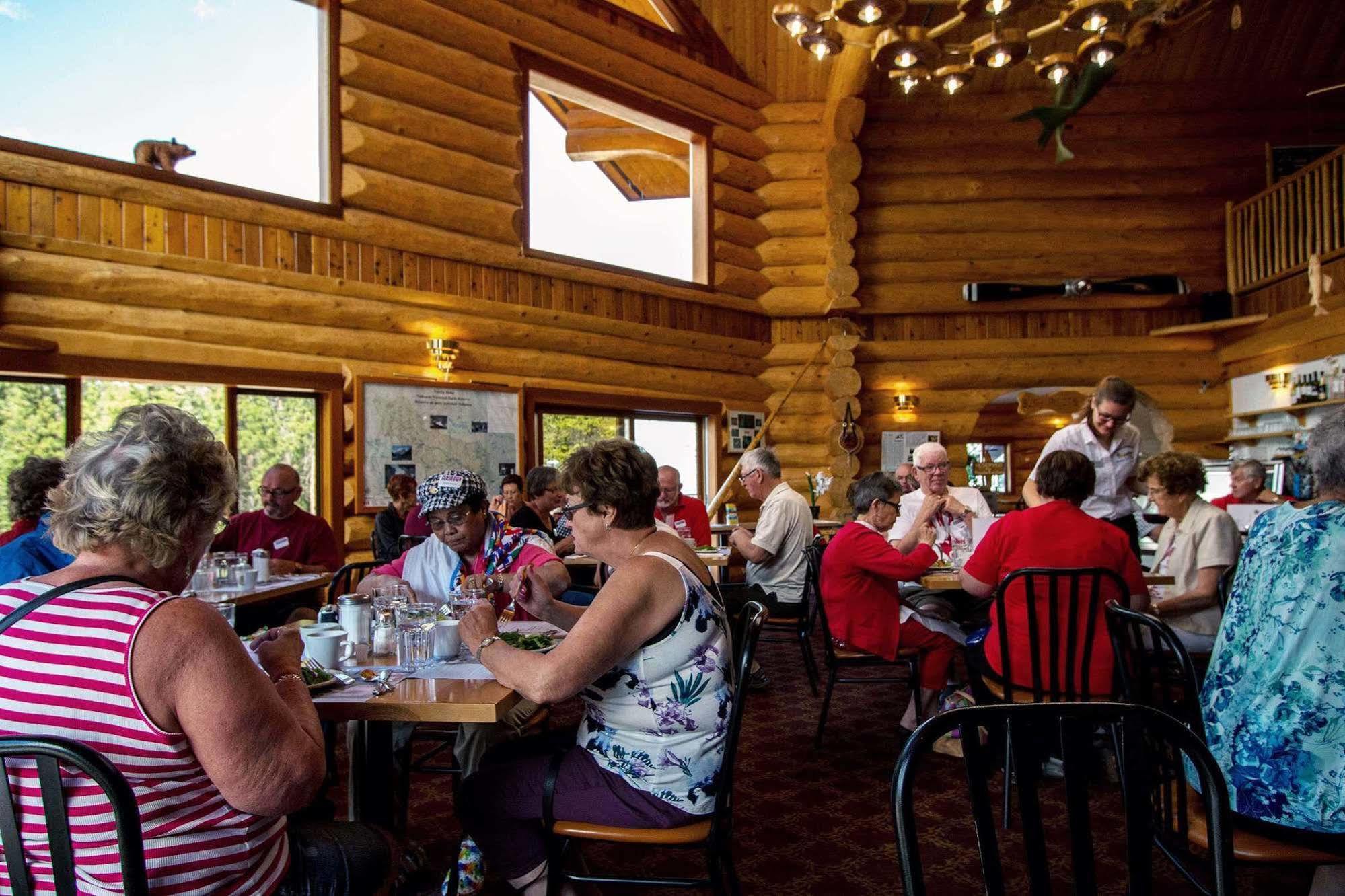 Northern Rockies Lodge Muncho Lake Exterior foto